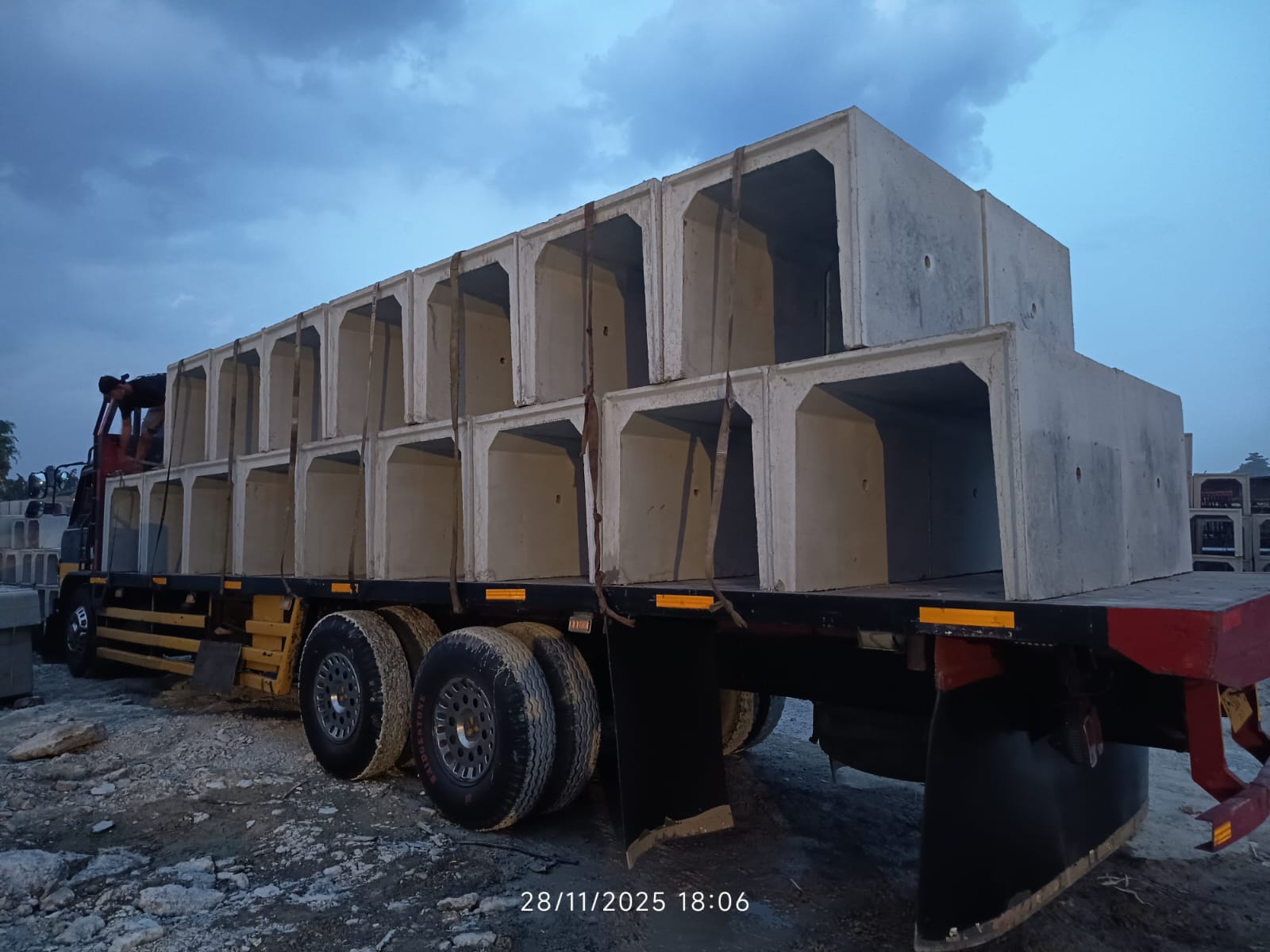 Pengiriman material Saluran Beton U-Ditch 80x80x120cm